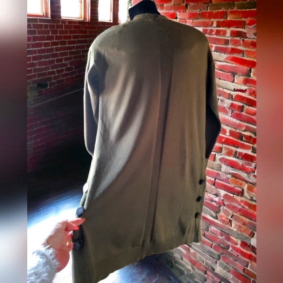 Peyton Primrose Long Open Front Hunter Green Cardigan With Button Embellishments - Picture 7 of 9